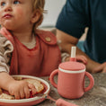 Afbeelding laden in Galerijviewer, Smikkels – Siliconen kinderbeker met oren – Roze Kids Plus