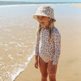 Afbeelding laden in Galerijviewer, Swim Essentials | Leopard | Kaki Meisjes UV Badpak met lange mouwen in Kids Plus