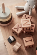 Afbeelding laden in Galerijviewer, Houten blokken A-Z NEO Kids Concept - Kids Plus