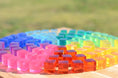 Afbeelding laden in Galerijviewer, Bauspiel Set van 100 Lucent Cubes - Kids Plus