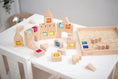 Afbeelding laden in Galerijviewer, TickiT® Houten Bouwedelsteenblokken – 25-delige Set met Edelstenen Kids Plus