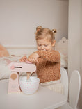 Afbeelding laden in Galerijviewer, Label Label – Houten Keukenmixer – Pink Kids Plus