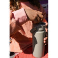 Afbeelding laden in Galerijviewer, GRECH&CO Twist + Go Thermo Water Bottle FOG - Kids Plus