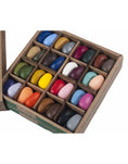 Afbeelding laden in Galerijviewer, Crayon Rocks Just Rocks in a box - 2 x 32 kleuren - 64 krijtjes in een kraft doos Kids Plus