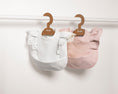 Afbeelding laden in Galerijviewer, Elodie Slabbetje met opvangbakje Powder Pink - Kids Plus