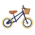 Afbeelding laden in Galerijviewer, Banwood First Go loopfiets in marineblauw met rieten mand en vintage-geïnspireerd design