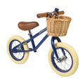 Afbeelding laden in Galerijviewer, Banwood First Go loopfiets in marineblauw met rieten mand en vintage-geïnspireerd design