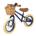 Afbeelding laden in Galerijviewer, Banwood First Go loopfiets in marineblauw met rieten mand en vintage-geïnspireerd design