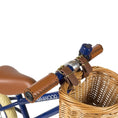 Afbeelding laden in Galerijviewer, Banwood First Go loopfiets in marineblauw met rieten mand en vintage-geïnspireerd design
