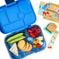 Afbeelding laden in Galerijviewer, Yumbox Original - lekvrije Bento box lunchbox - 6 vakken - Surf Blue / Race Cars tray Kids Plus