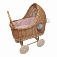 Afbeelding laden in Galerijviewer, Poppenwagen rieten kap Roze met pompons Kids Plus