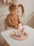Afbeelding laden in Galerijviewer, Label Label – Houten Thee Set – Pink Kids Plus