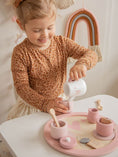 Afbeelding laden in Galerijviewer, Label Label – Houten Thee Set – Pink Kids Plus
