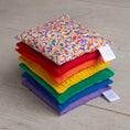 Afbeelding laden in Galerijviewer, LITTLE BOTANIC LABEL Sensorische pittenzakjes – Regenboog + Super Confetti (7 stuks) Kids Plus