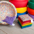 Afbeelding laden in Galerijviewer, LITTLE BOTANIC LABEL Sensorische pittenzakjes – Regenboog + Super Confetti (7 stuks) Kids Plus