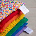 Afbeelding laden in Galerijviewer, LITTLE BOTANIC LABEL Sensorische pittenzakjes – Regenboog + Super Confetti (7 stuks) Kids Plus