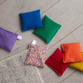 Afbeelding laden in Galerijviewer, LITTLE BOTANIC LABEL Sensorische pittenzakjes – Regenboog + Super Confetti (7 stuks) Kids Plus