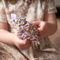Afbeelding laden in Galerijviewer, LITTLE BOTANIC LABEL Sensorische pittenzakjes – Regenboog + Super Confetti (7 stuks) Kids Plus