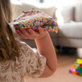 Afbeelding laden in Galerijviewer, LITTLE BOTANIC LABEL Sensorische pittenzakjes – Regenboog + Super Confetti (7 stuks) Kids Plus