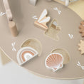 Afbeelding laden in Galerijviewer, Label Label – Houten Activiteitentafel Nougat 🤎✨ Kids Plus