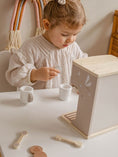 Afbeelding laden in Galerijviewer, Label Label – Houten Espresso Machine – Nougat Kids Plus
