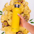 Afbeelding laden in Galerijviewer, MontiiCo Original thermosfles - dubbelwandig RVS - 600ml - vaatwasbestendig - Pineapple geel
