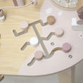 Afbeelding laden in Galerijviewer, Label Label – Houten Activiteitentafel Roze 🎀✨ Kids Plus

