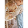Afbeelding laden in Galerijviewer, Label Label – Houten Activiteitentafel Nougat 🤎✨ Kids Plus
